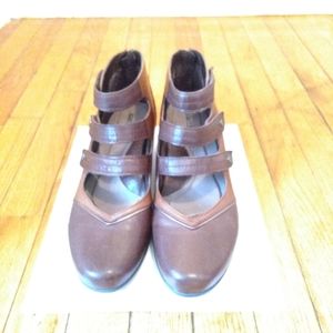 WOMEN'S EARTH SERANO BROWN LEATHER BOOTIES, SZ 10